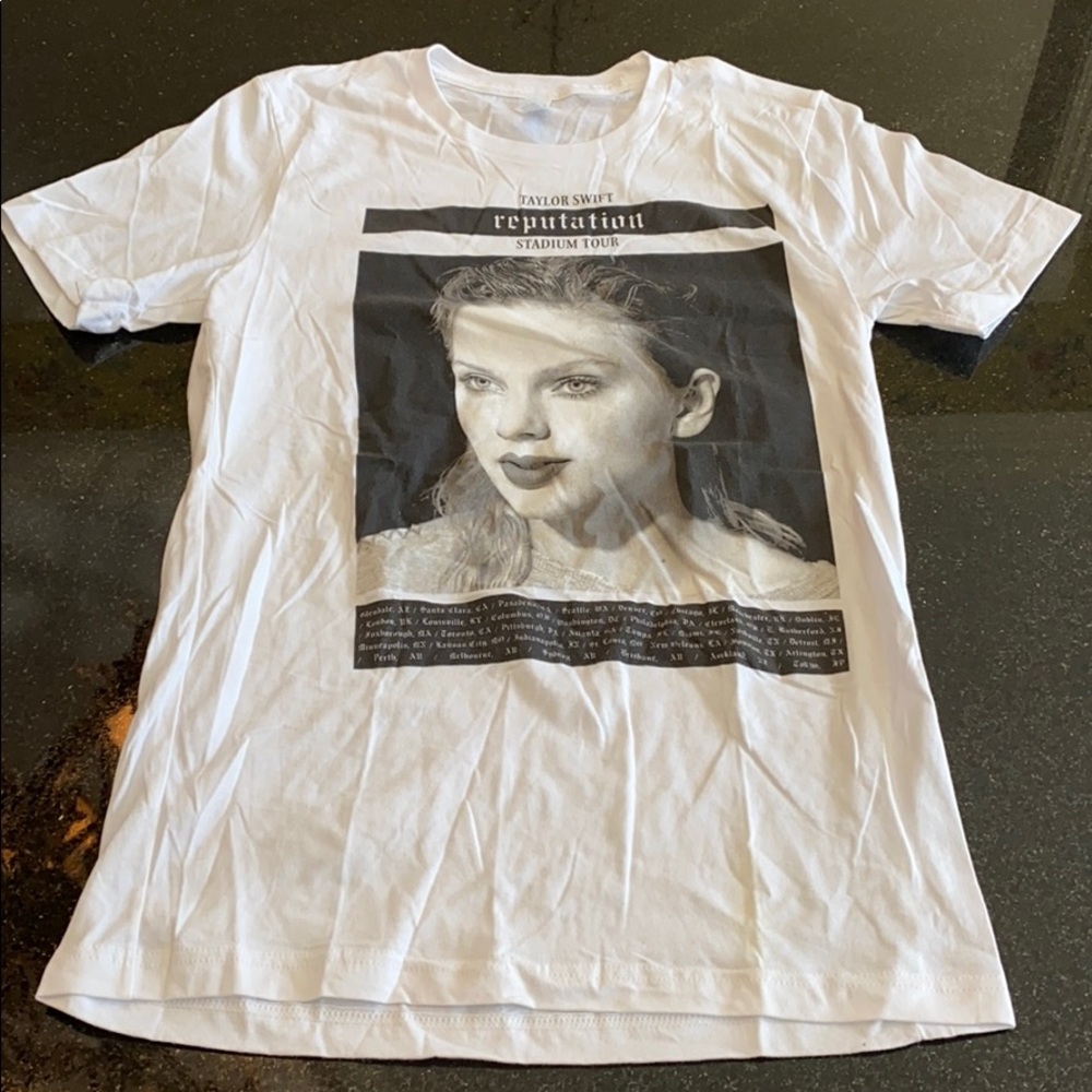 Taylor Swift T-shirt women’s small